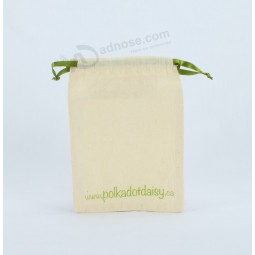 Logo印花平纹细布小包，配以缎面抽绳，可根据您的标志定制