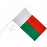 Bandeira barata da mão do poliéster do presente relativo à promoção para o esporte