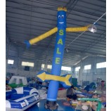 Danseur d'air de ciel gonflable avec la flèche