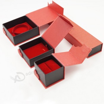 ジュエリーのための赤いベルベットのぬいぐるみの紙のボール紙ギフトボックスのための卸売カスタムロゴ (J63-e1)