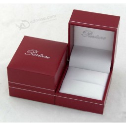 Confezione regalo personalizzata in carta con gioielli fatti a mano per l'imballaggio