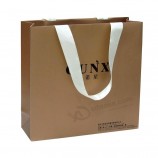 Personalizzare la shopping bag di carta con il nastro all'ingrosso