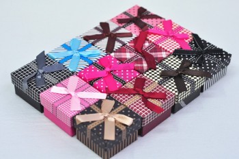Billig Großhandel passen Büttenpapier Geschenkbox mit Band