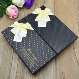Scatola regalo di cioccolata in carta personalizzata con fiocco