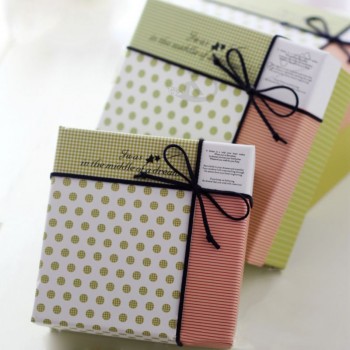 Boîte-cadeau de papier sweety bon marché adapté aux besoins du client pour l'empaquetage