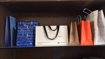 Sacos de presente de compras de papel impresso colorido personalizado para vestuário 