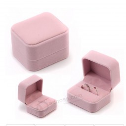 GroothandeL aangepaste hoge kWaLiteit roze eenvoudige mode fLuWeLen sieraden doos voor duBBeLe Ring.en