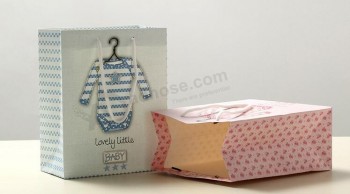 精美的白色纸板礼品袋，服装购物袋，生态-友好的纸礼品袋