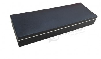 Schwarze Kunststoff-Box mit silbernem Rand