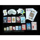 American kids design class paper poker jogando jogo de cartas