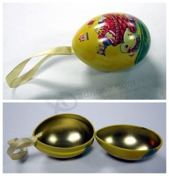 Uma lata de metal em forma de ovo com fita perSonalizada