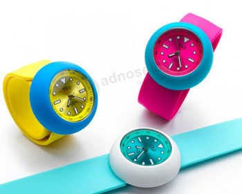 공장 직접 판매는 고품질 새로운 다채로운 승진 유행 실리콘 시계를 주문을 받아서 만들었다