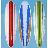 シングルボックスフィンと2つのサイドフィン、エポキシ-光沢塗装を施したサーフボード