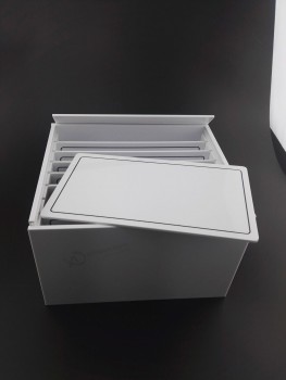Op mEenEent gemEenEenkte witte EencrYl lEenShbox met pEennelen met 10 StripS