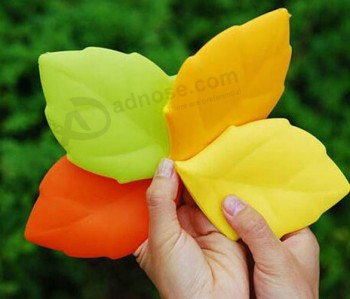 Customied high quality New Design Maple Leaf Shape Silicone Novelty Cup