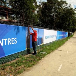 Banner de publicidade ao ar livre ventoso malha cor cheia tecido pvc banner barato por atacado