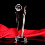 GroßhEinndel EinngepEinsst hoch-Ende KristEinll Sport Trophäe HEinndwerk für FußbEinll