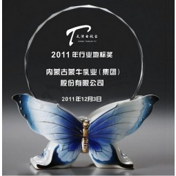 2017 Al por mAyor personAlizAdo Alto-Extremo mAriposA bAse vidrio trofeo ArtesAnAl pArA lA decorAción