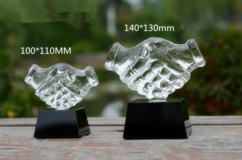 2017 Wholesale customized high-end Glass Hand Award Business Gifts Shaking Hands Crystal Trophy