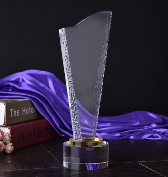 Barato atacado k9 cristal troféu prêmio escudo para presente lembrança