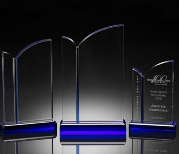 Premio de trofeo de vidrio cristal logotipo personalizado al por mayor barato