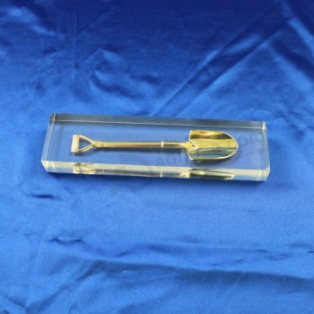 Commercio all'ingrosso personalizzato di alta qualità laser inciso regalo souvenir trasparente acrilico trofeo