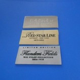 Etiquetas de logotipo de metal mate personalizado grabado placas de logotipo para bolsos de mano