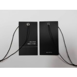 Venta al por mayor personalizado de alta calidad negro colgante de ropa de papel de impresión en color