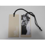 Groothandel aangepaste hoge kwaliteit Bedrukte kleur met string paPieren kleding hangLaBel