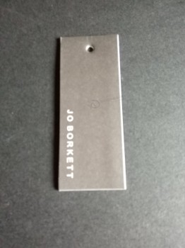 La tarJeta gruesa impresa al por mayor de encargo de alta calidad imprimió hangLa etiqueta gris de la ropa