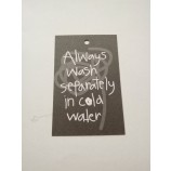 FáBrica direta por atacado personalizado de alta qualidade Base cinza texto Branco vestuário hangTag