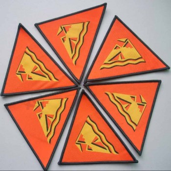 FaBriek groothandel aangepaste topkwaliteit driehoekige vorm damast kwaliteit overlocking geweven Badge