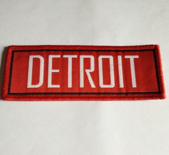 FaBrieksdirecte groothandel aangepaste topkwaliteit rode overlockstrip vorm geweven Badge
