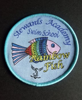 Distintivo tessuto di promozione di disegno del pesce su misura personalizzato superiore all'ingrosso diretto della faBBrica