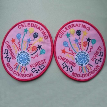 FaBriek groothandel aangepaste topkwaliteit roze kleuren ontwerp overlocking kleding geweven Badge