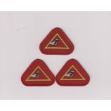 подгонянное верхнее качество overlocking треугольник форма одежды сплетенный значок