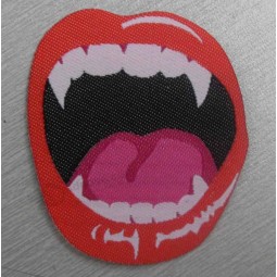 En gros personnalisé haut-Fin Badge personnalisé en forme de Bouche vêtements tissés