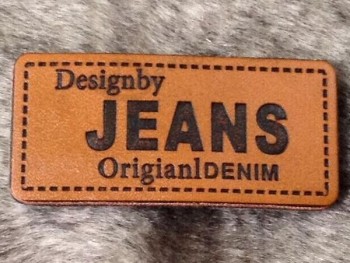 Mode chaud vêtement jeans en cuir étiquette en gros