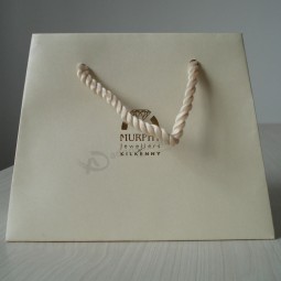 Billige kundenspezifische Luxuspapiereinkaufsgeschenktasche mit Logo