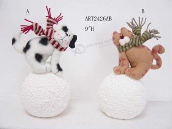 Gatto e cane all'ingrosso che giocano a palla di neve decorazione natalizia animali domestici