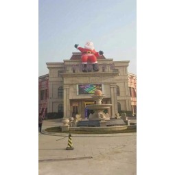 на открытом воздухе привлекательный рождественский надувной Санта-Клаус, висящий для рождественского децитивации