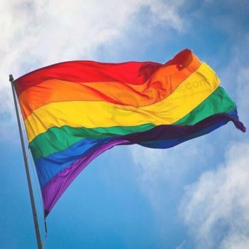 Bandeiras coloridas feitas sob encomenda da mão do arco-íris do orgulho gay