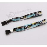 Polyester Stoff benutzerdefinierte Tuch Armband mit Kunststoff-Sperre
