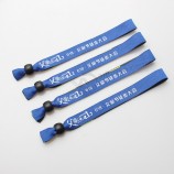 Handgemachtes Armband aus Polyestergewebe mit Kunststoffperle