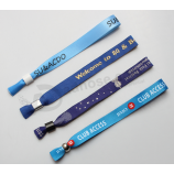 カスタマイズされたロゴポリエステルリボンのリストバンド、プラスチック製のロック付き