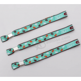 Custom design gratis een richting polsbandje met goedkope prijs