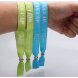 サテンリボンのリストバンドとプラスチック製のロックバンドsweatbandプロモーションリストバンド