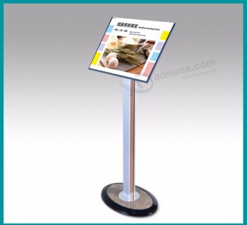 Supporto per carteLLoni pubbLicitari personaLizzati per stand