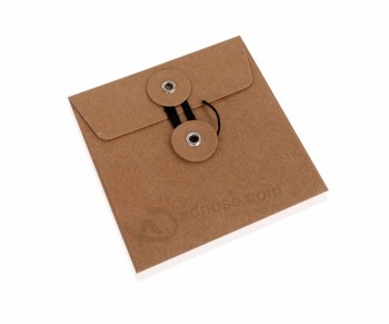 маленький милый коричневый конверт из крафт-бумаги с черной струной