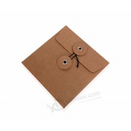 黒いひもで小さなかわいい茶色のクラフト紙の封筒